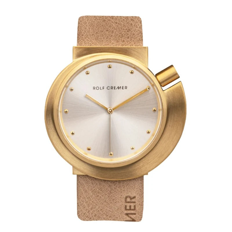 Montre ronde dorée avec un cadran argenté et un bracelet en cuir beige.