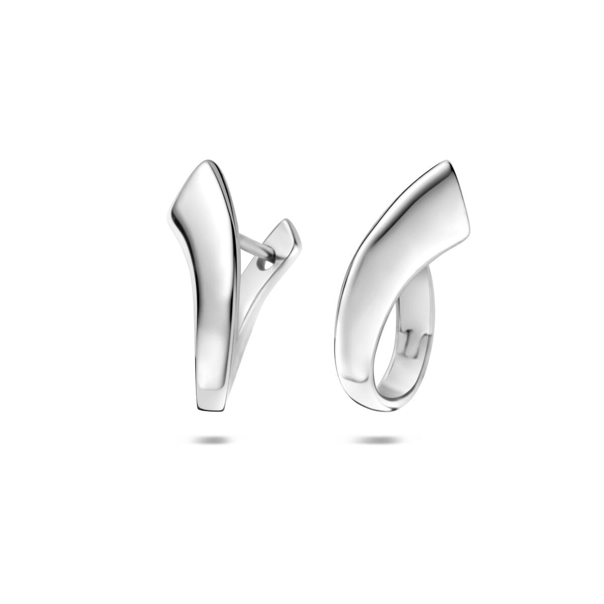 Boucles d'oreilles en argent 925 rhodié, de forme ondulée, mesurant 19 x 8 mm.