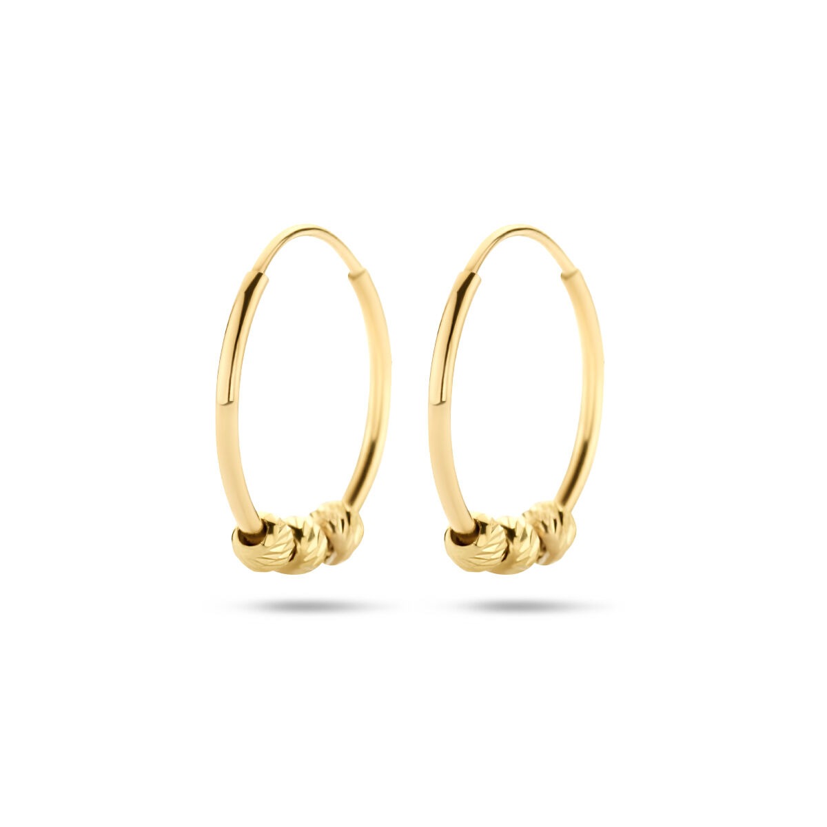 Boucles d'oreilles en or 14 carats, de forme ronde avec des petites billes, diamètre de 11 mm.