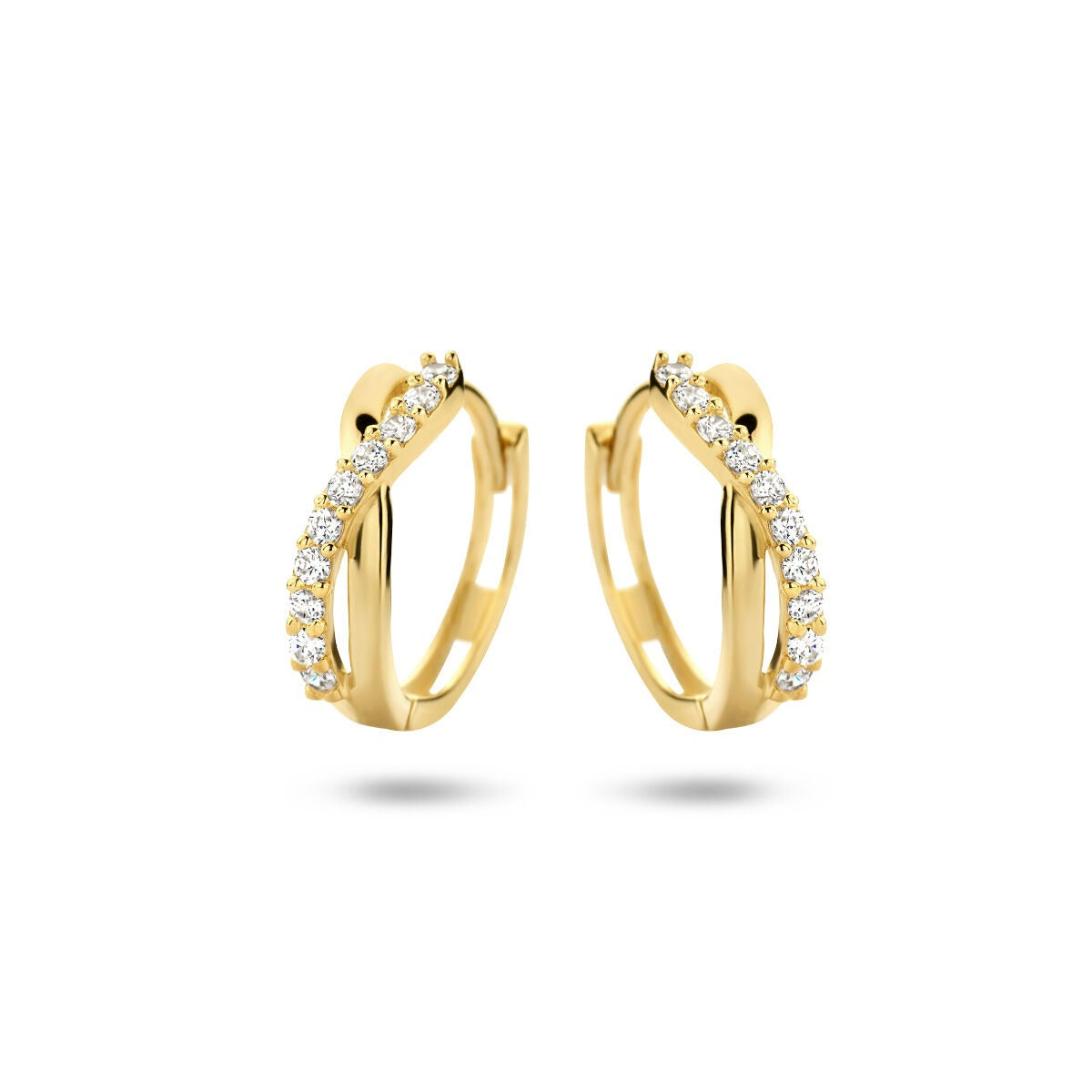 Boucles d'oreilles en or jaune avec zirconiums, mesurant 12,5 x 3,5 mm.