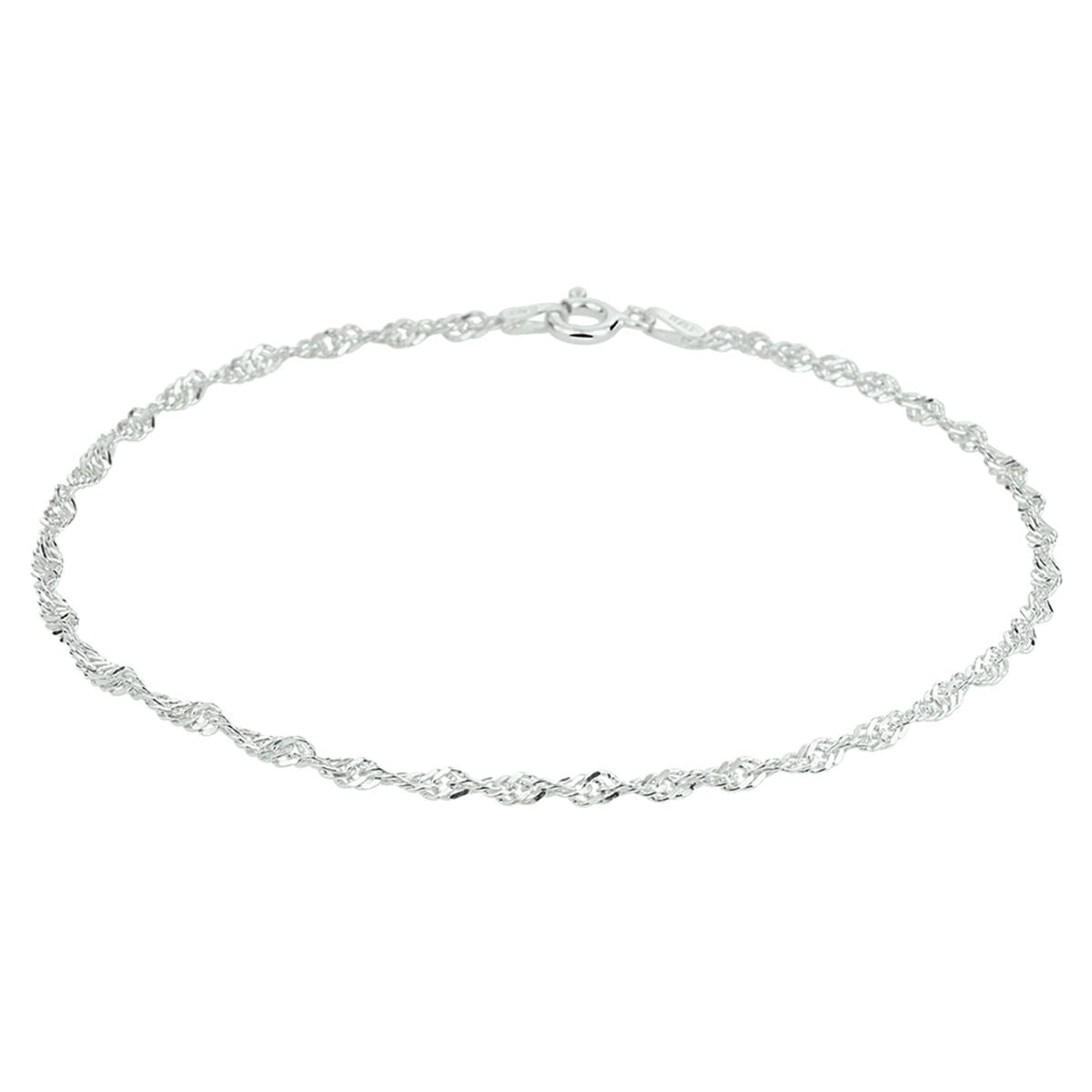 Bracelet en argent avec maillons Singapore, détail élégant et estival.