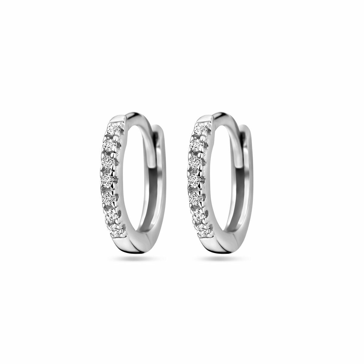 Boucles d'oreilles en argent avec zirconiums taillés en brillant.