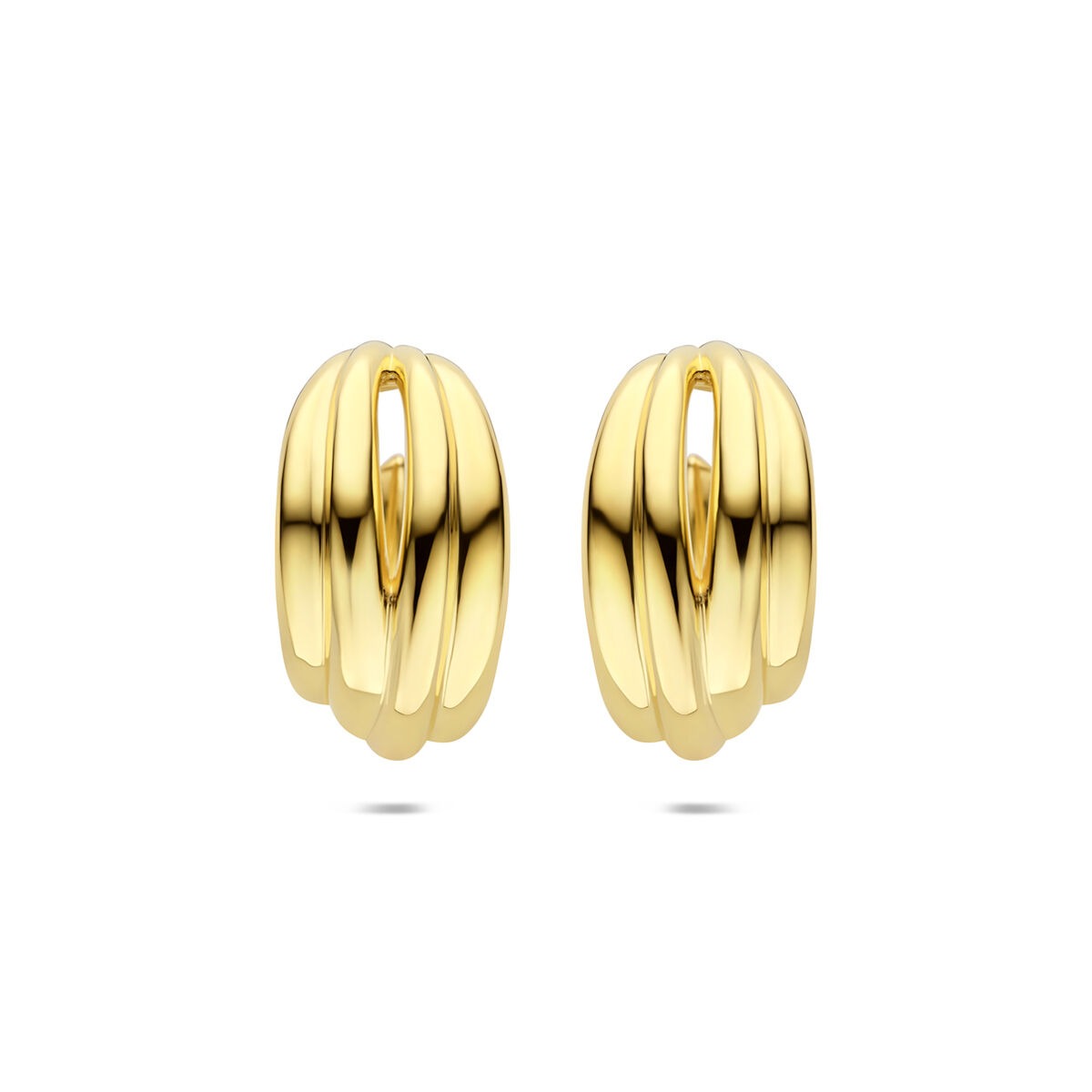 Boucles d'oreilles en argent doré, forme élégante avec un éclat doré.