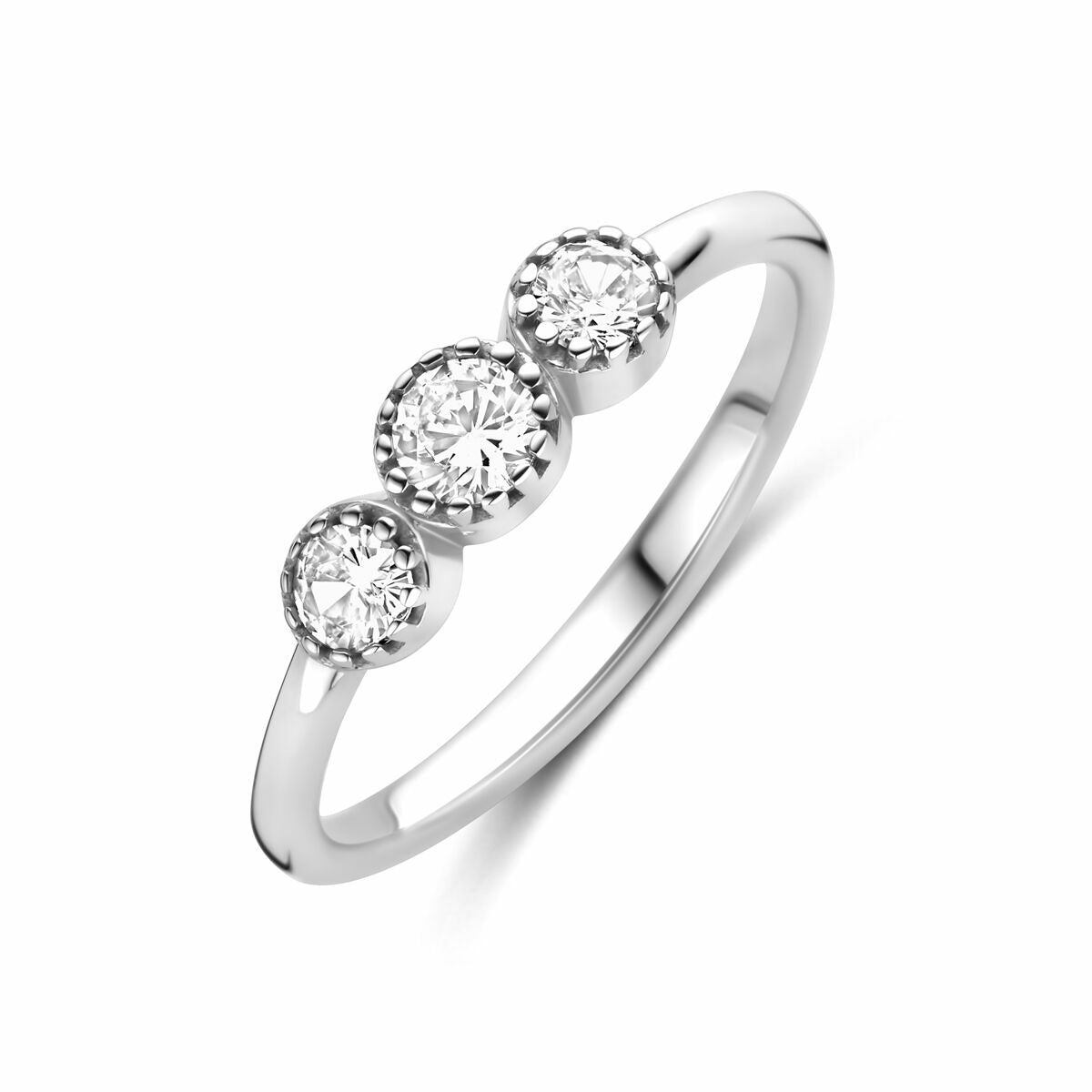 Bague en argent rhodié avec trois zircons brillants.