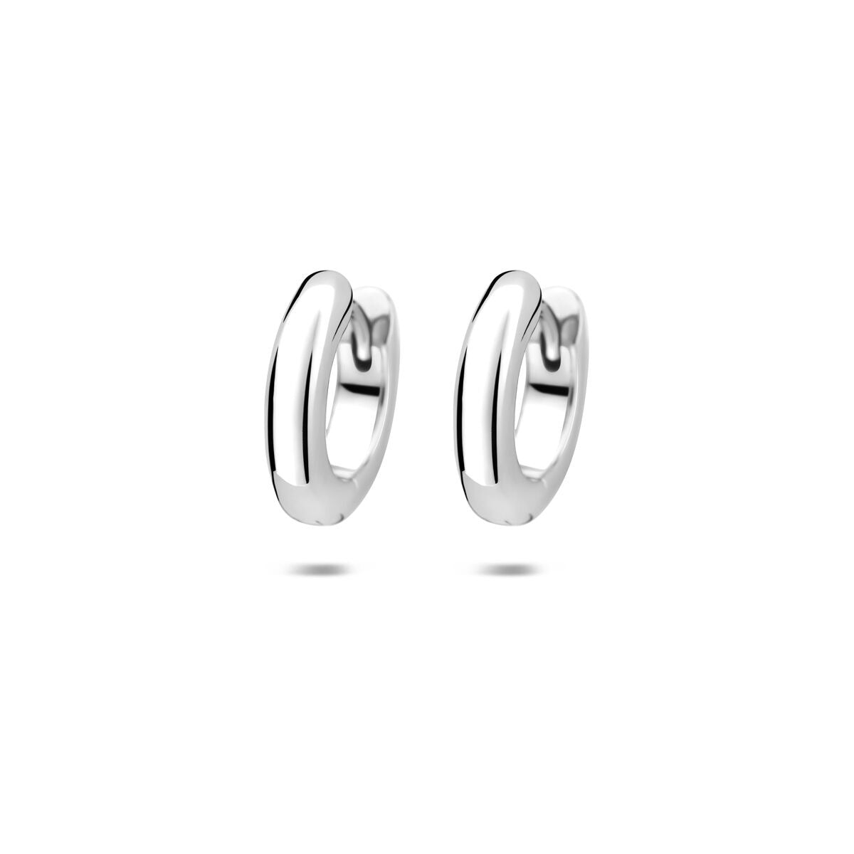 Boucles d'oreilles argentées rhodiées, au design intemporel avec une finition raffinée.