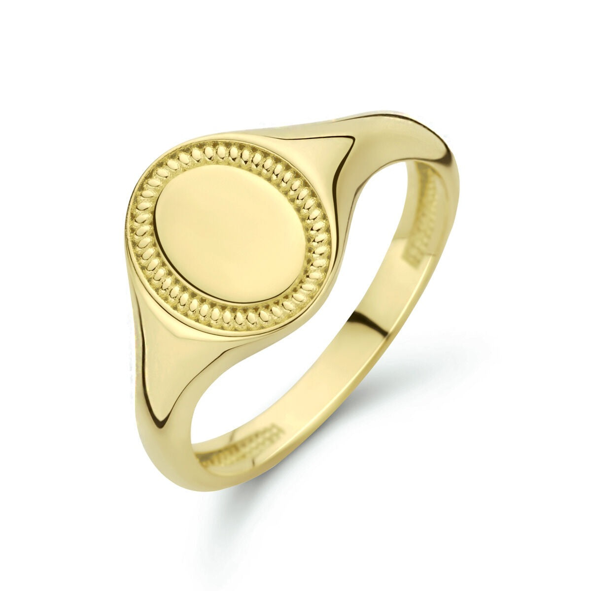 Bague en or jaune 9 carats avec un design ovale et un motif en relief.