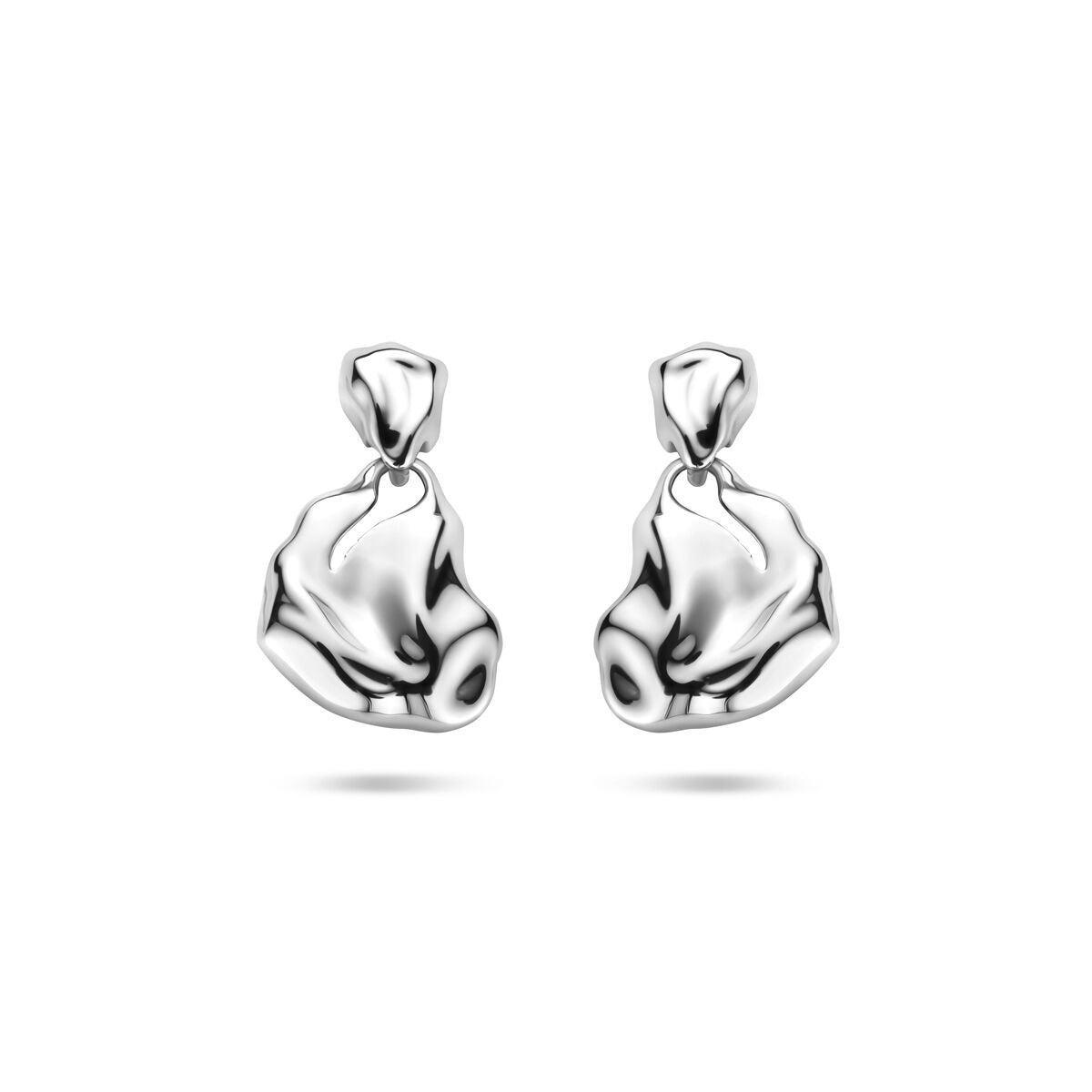Boucles d'oreilles en argent rhodié avec une forme organique et lisse.