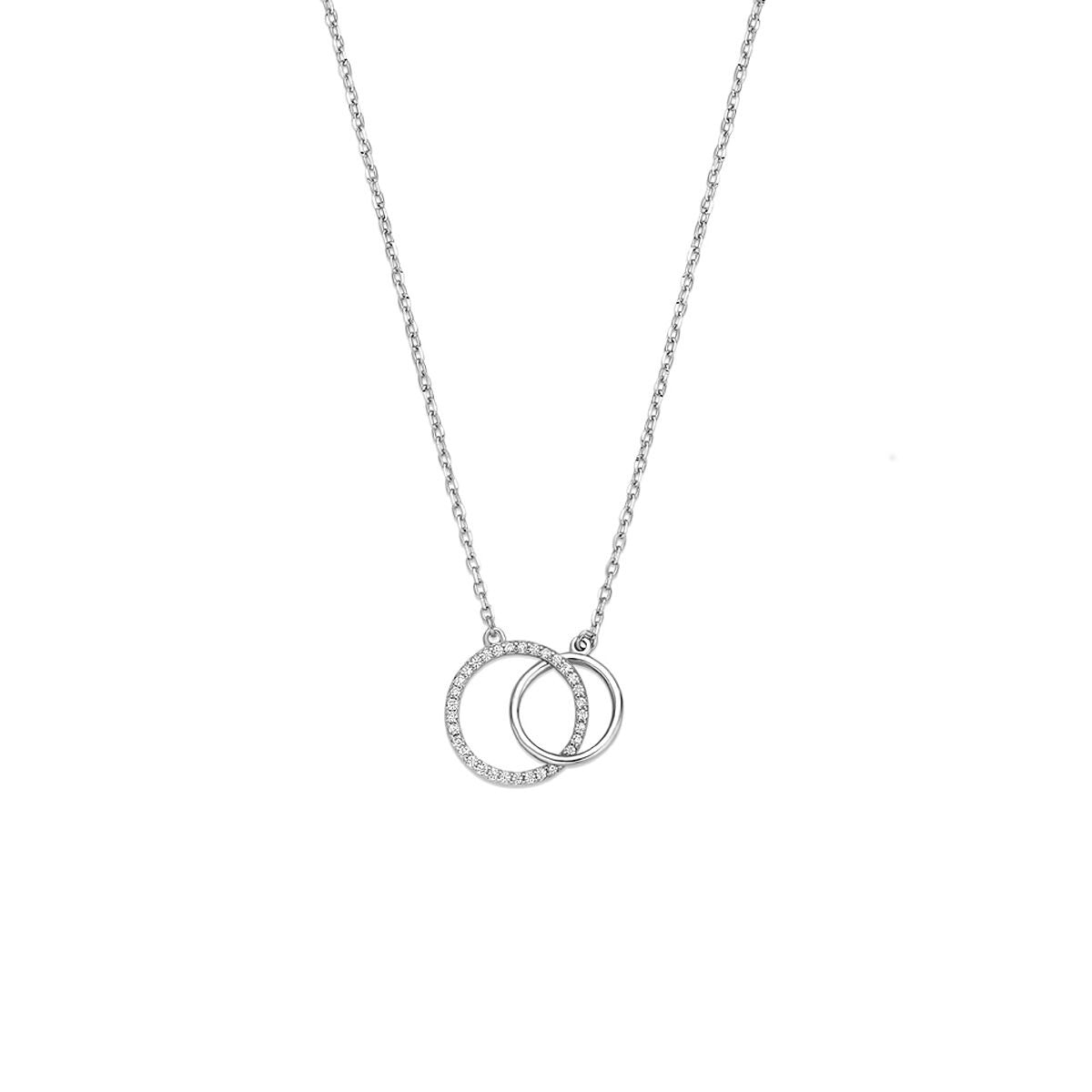 Collier en argent rhodié avec deux anneaux entrelacés ornés de zirconia.