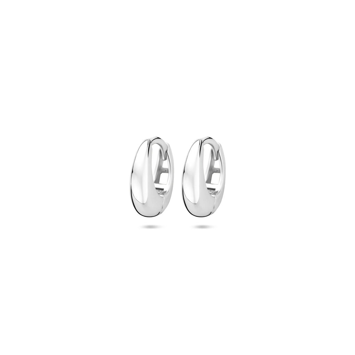 Boucles d'oreilles en argent 925 rhodié, de forme ovale et lisse, offrant une élégance intemporelle.