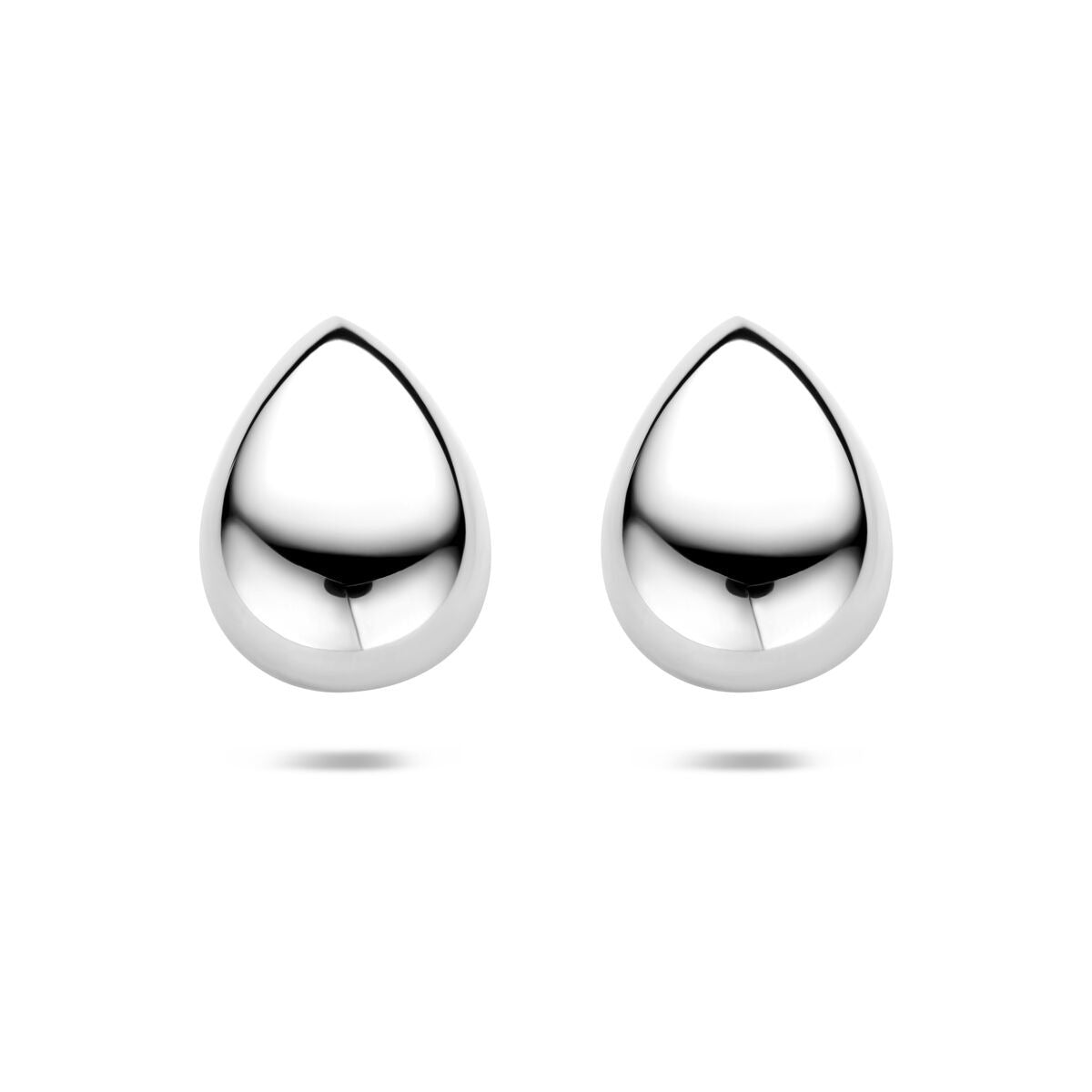 Boucles d'oreilles en argent en forme de goutte, avec une finition lisse et brillante.