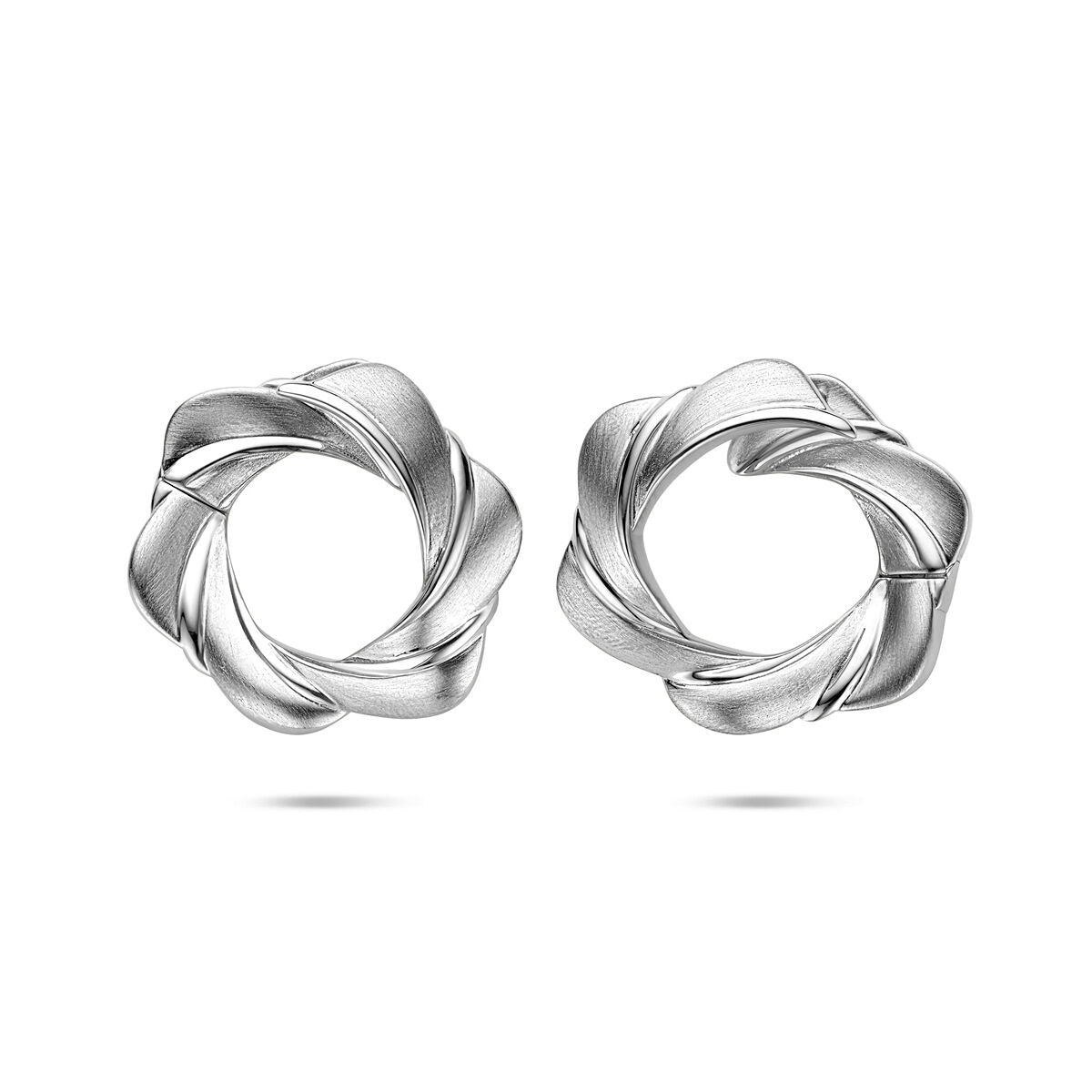 Boucles d'oreilles en argent rhodié en forme de fleurs, avec un design tressé et brillant.