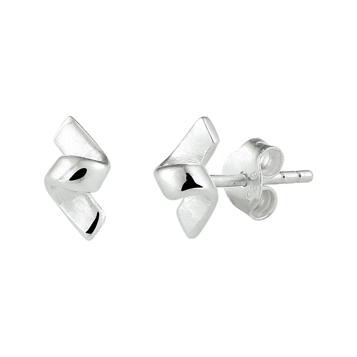 Boucles d'oreilles en argent en forme de V, avec une finition lisse et brillante.