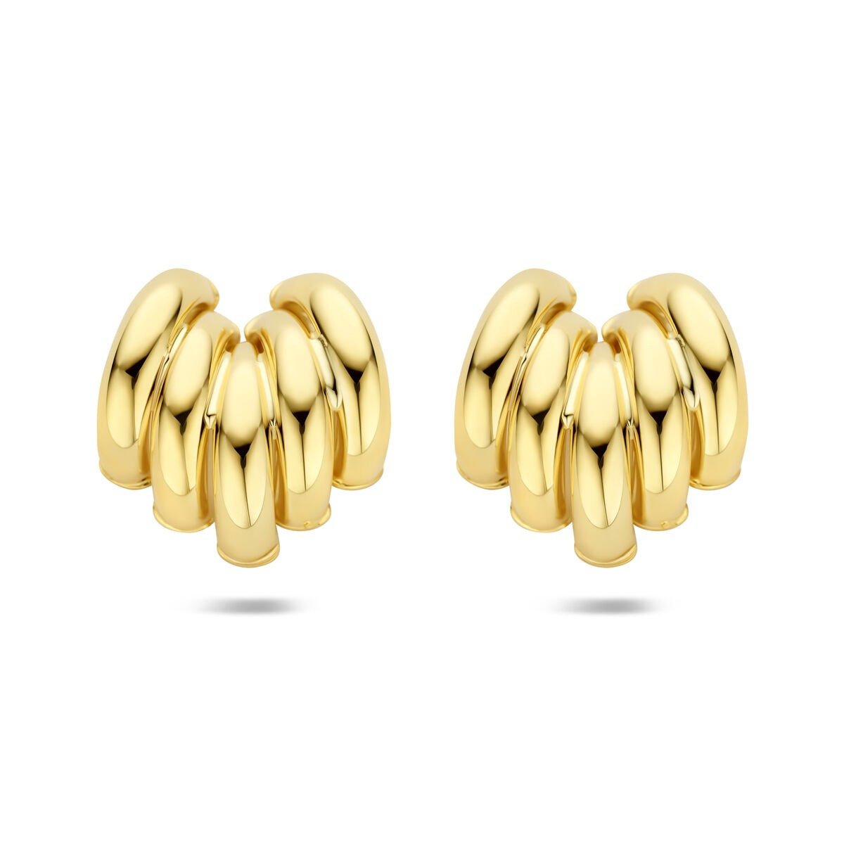 Boucles d'oreilles en or jaune 14 carats avec un design ondulé et poli.