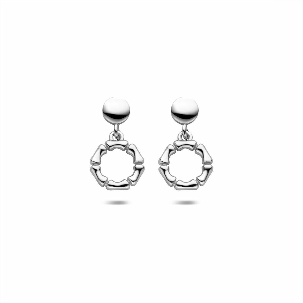 Boucles d'oreilles en argent rhodié de 18 mm avec un design en forme de cercle.