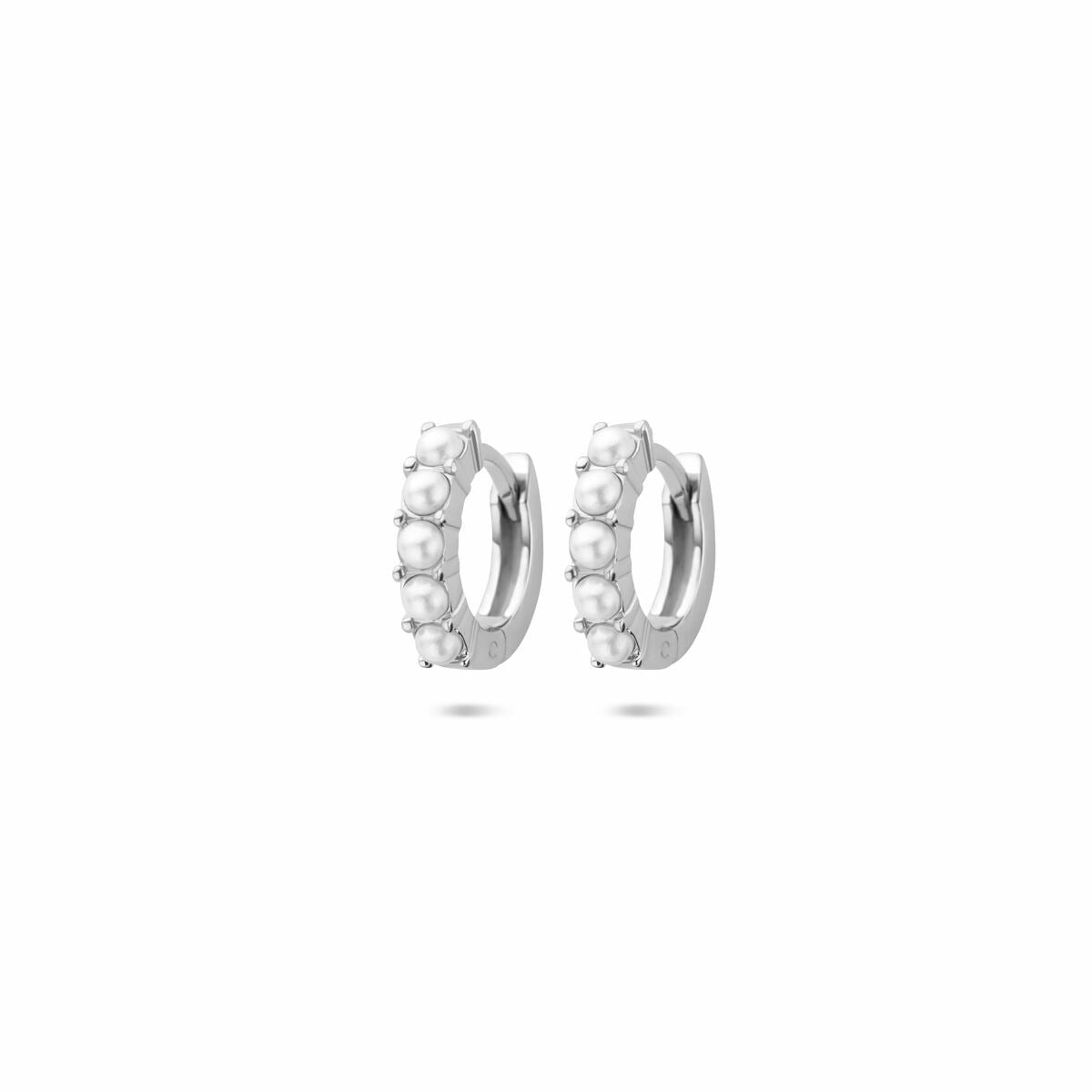Boucles d'oreilles en argent rhodié avec des perles, diamètre de 10,5 mm.
