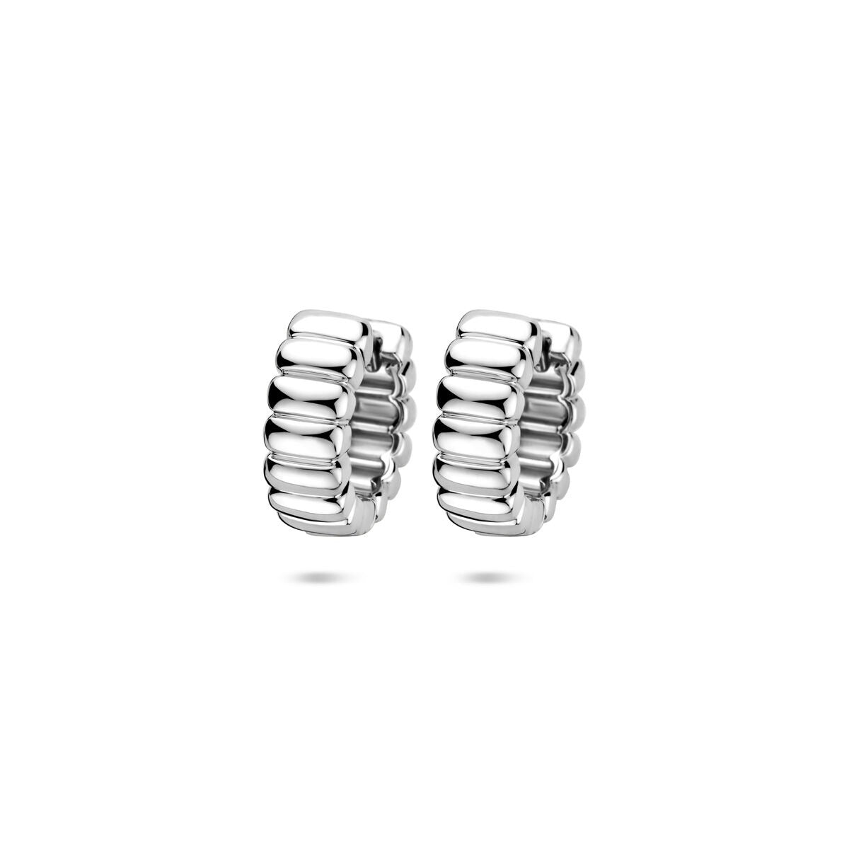Boucles d'oreilles en argent rhodié, forme arrondie, dimensions 14 x 5 mm.
