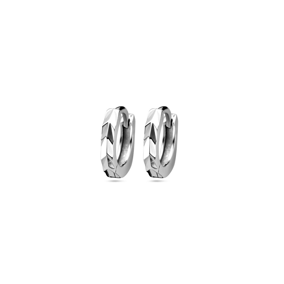 Boucles d'oreilles en argent rhodié avec une finition polie brillante et un motif géométrique.