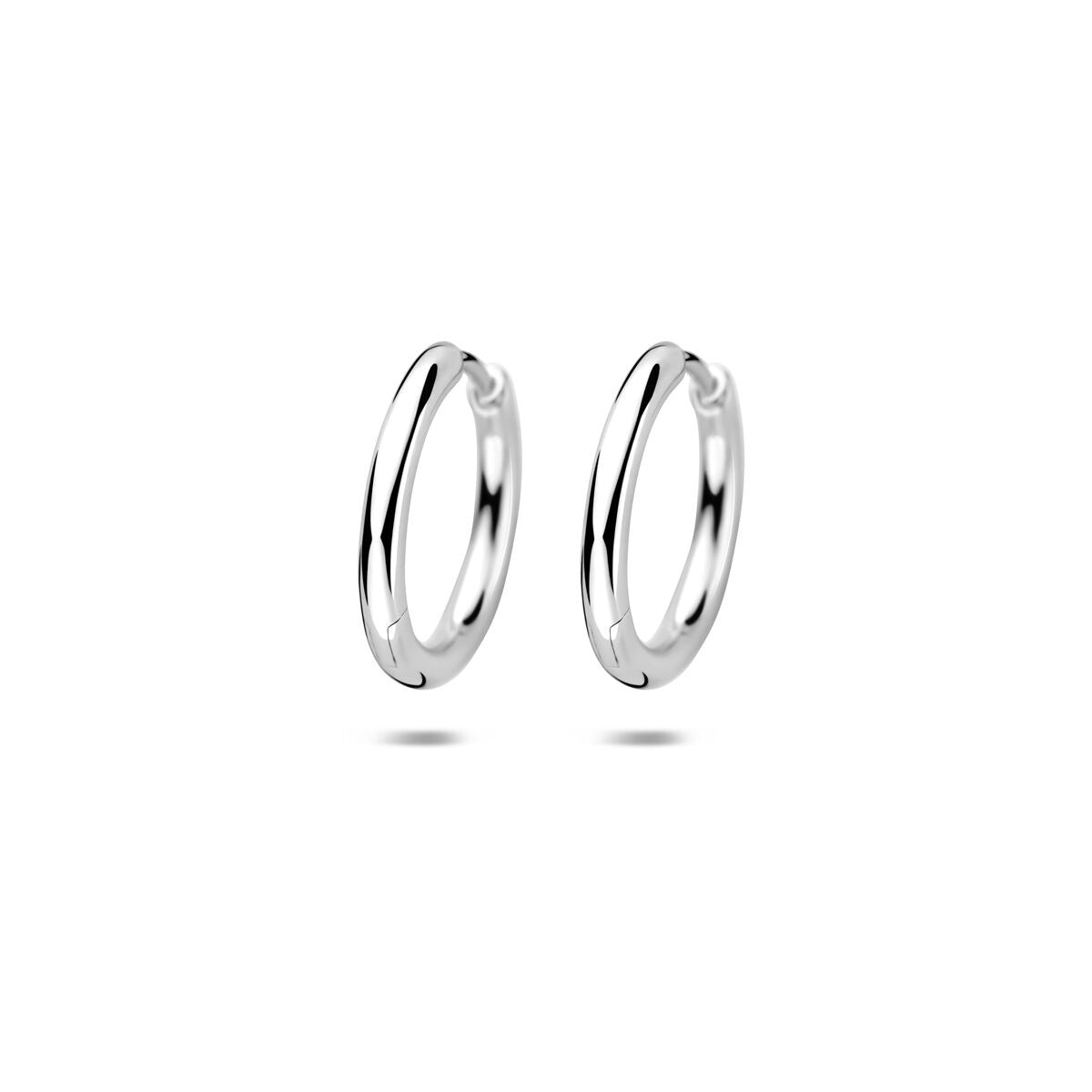Boucles d'oreilles en argent rhodié, forme ronde, épaisseur de tube de 2 mm.