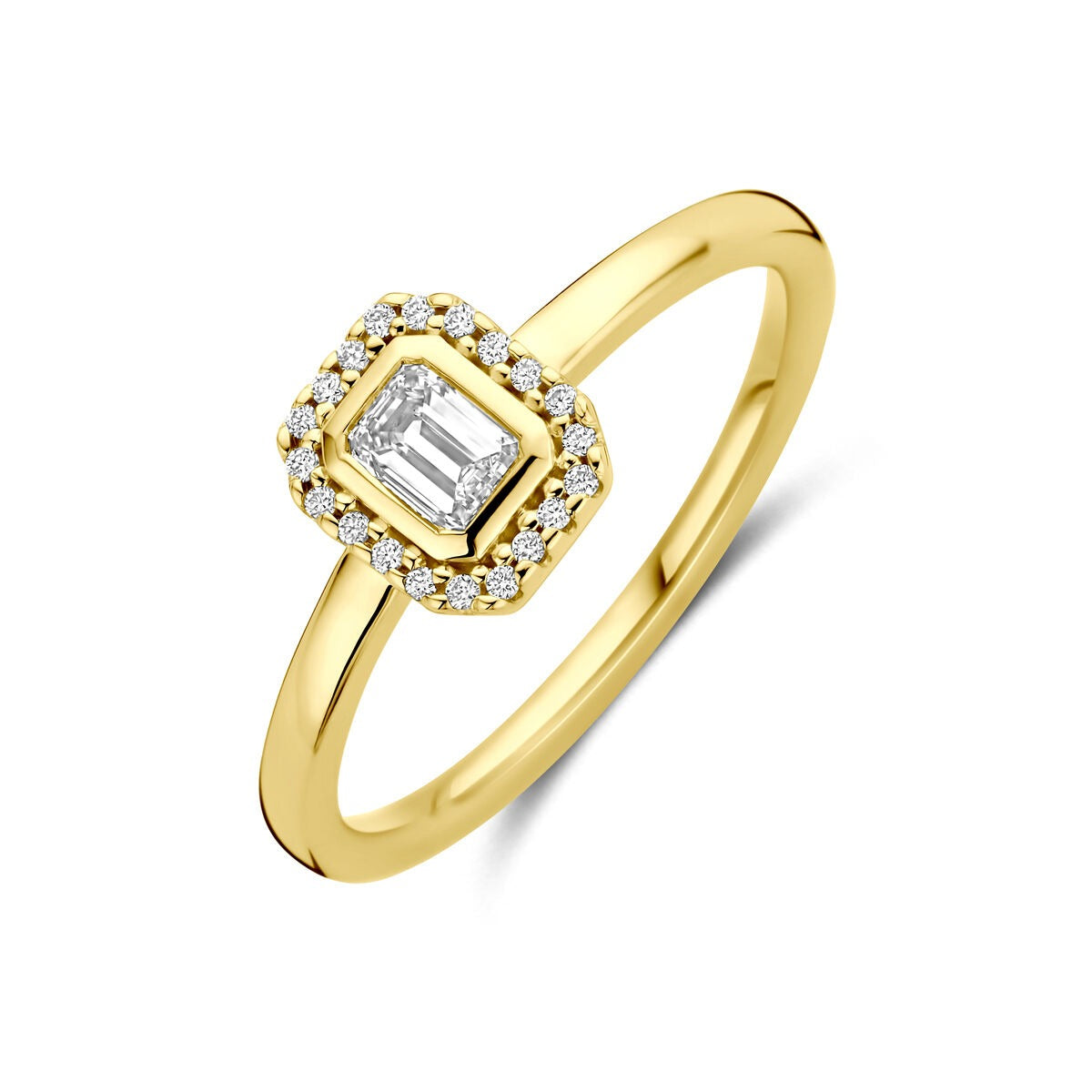 Geelgouden ring met een emerald geslepen diamant omringd door kleine steentjes.