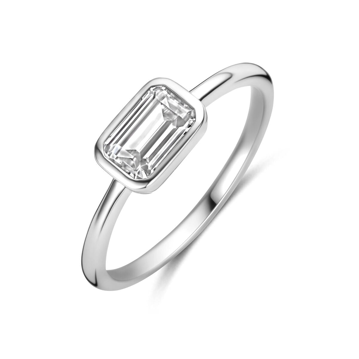 Bague en argent 925 rhodié avec un zirconia en taille émeraude.