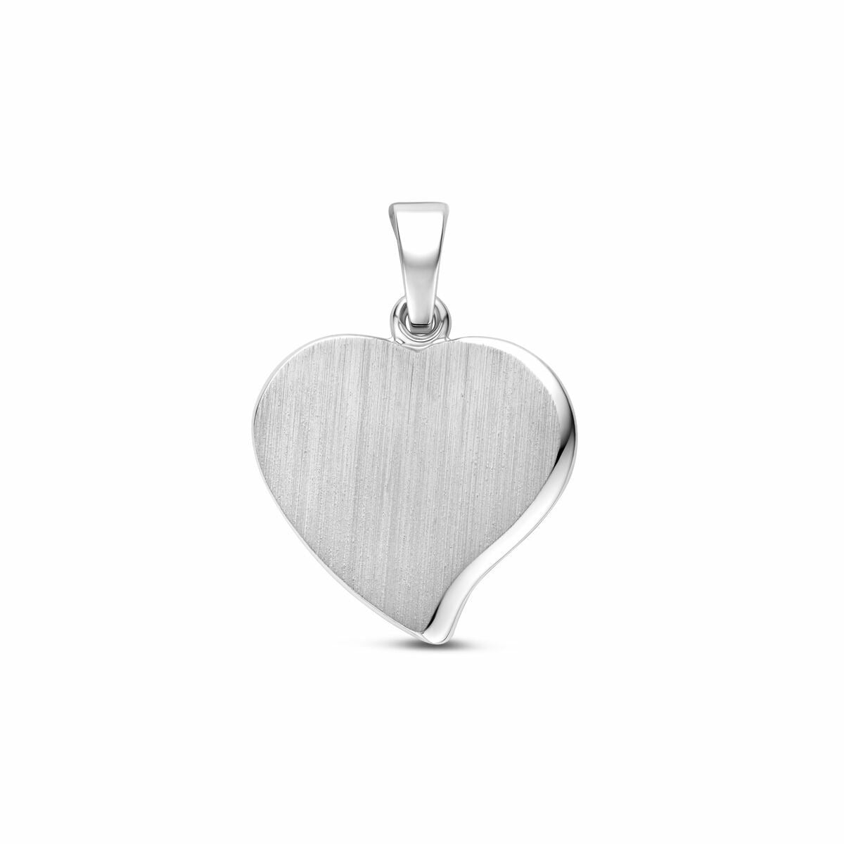 pendentif en forme de cœur en argent avec finition brossée.