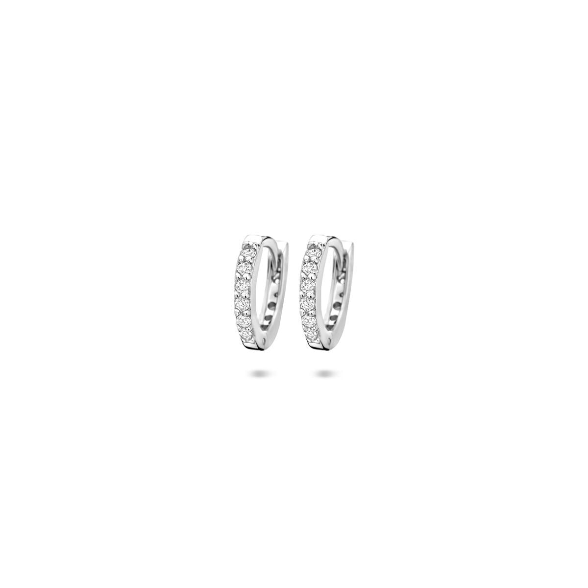Boucles d'oreilles en argent rhodié avec zirconia, de forme légèrement incurvée et ornées de pierres brillantes.