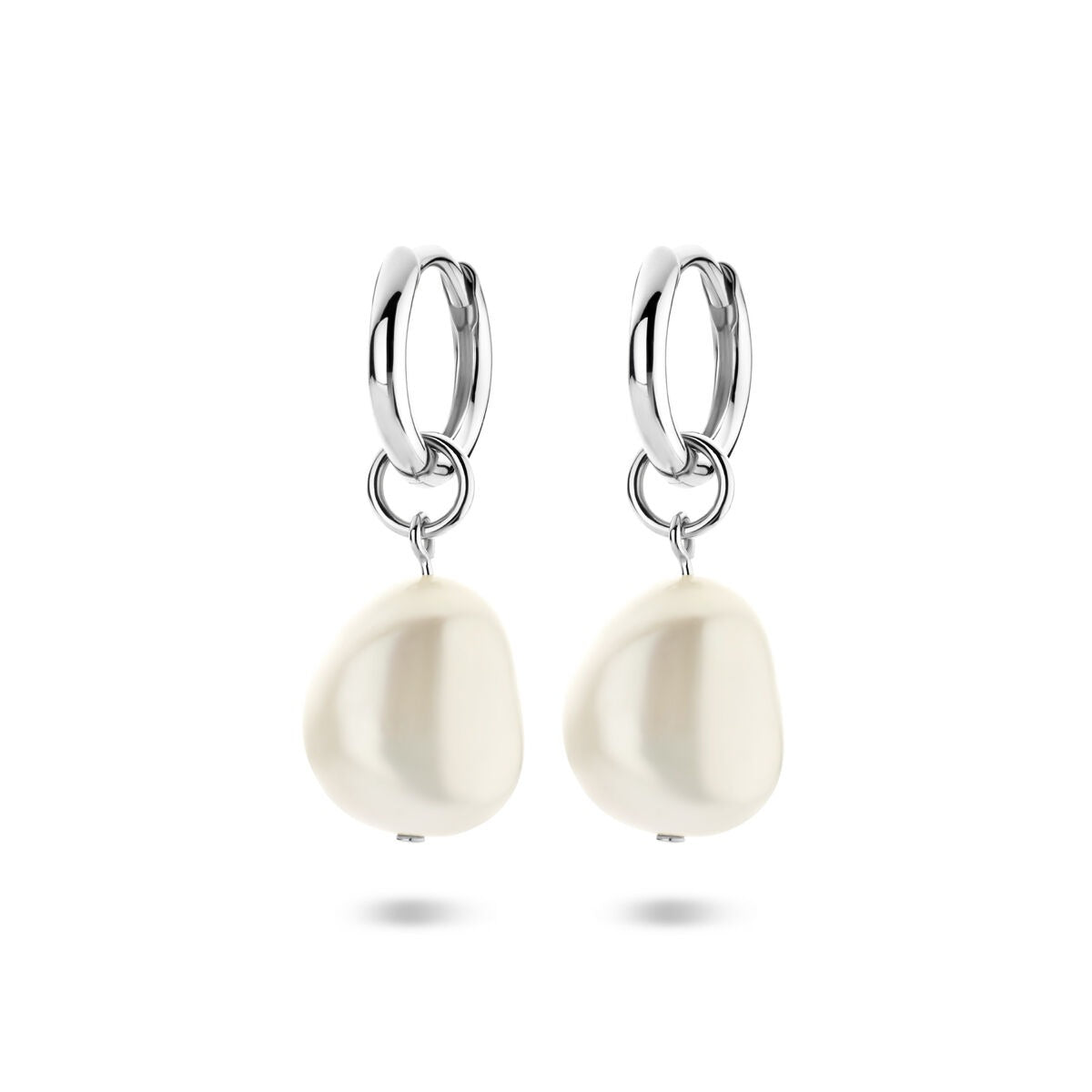 Boucles d'oreilles en argent rhodié avec perles blanches, forme organique et finition brillante.