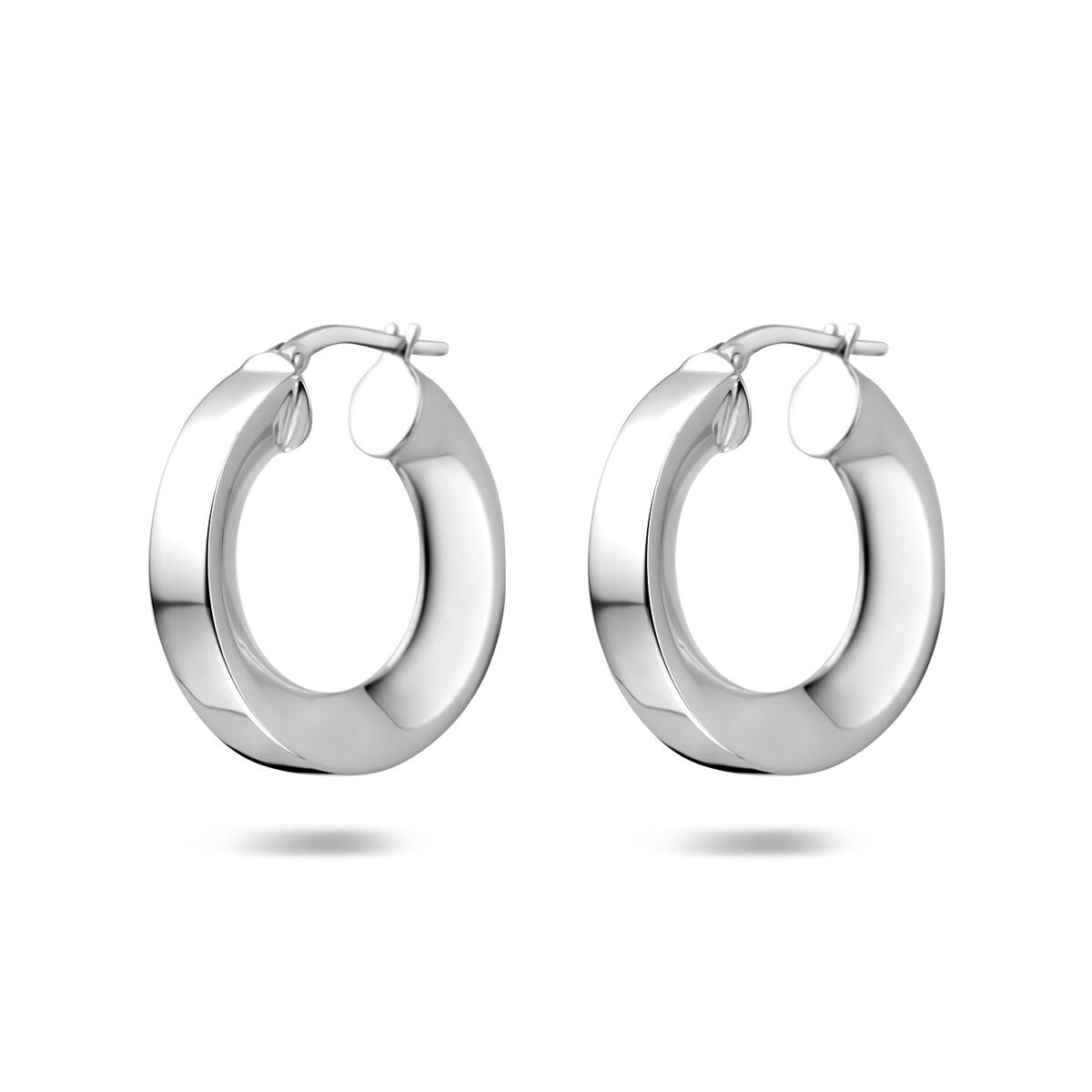 Boucles d'oreilles en argent rhodié, de forme ronde et d'une épaisseur de 5 mm.