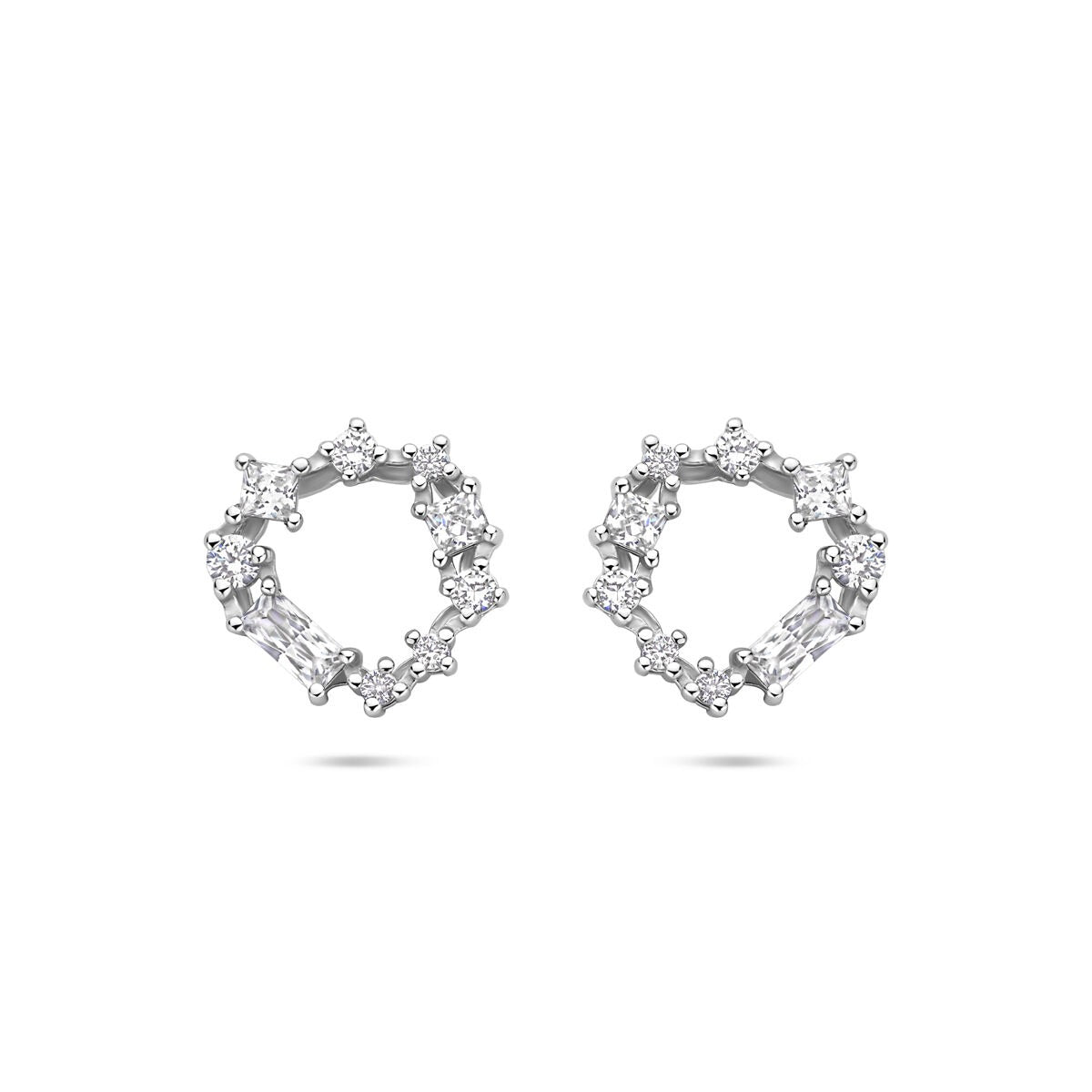 Boucles d'oreilles en argent rhodié, ornées de zirconiums taillés en brillant, en forme de cercle.