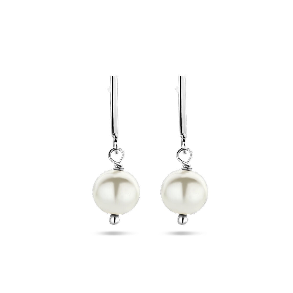 Boucles d'oreilles en argent avec perles de culture blanches.