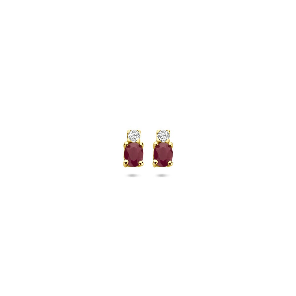 Boucles d'oreilles en or jaune 14 carats avec rubis et zirconia, dimensions 6 x 3 mm.