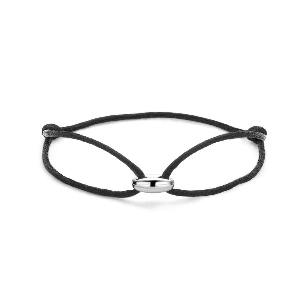 Zwarte satijnen armband met een zilveren koffieboon als opvallend detail.