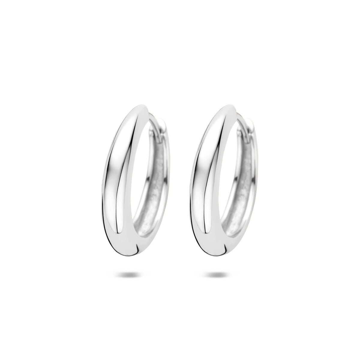 Boucles d'oreilles en argent 925 rhodié, de forme ovale avec une finition brillante.