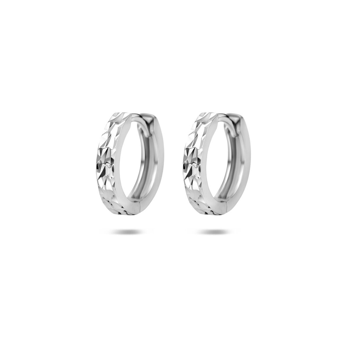 Boucles d'oreilles en argent rhodié avec un motif décoratif.