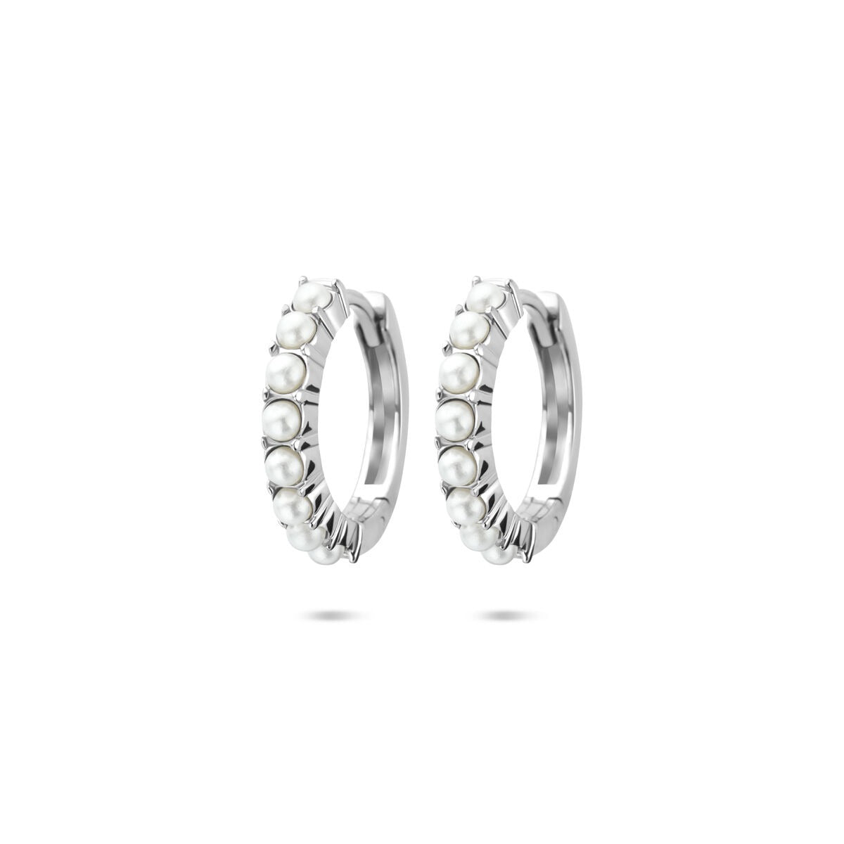 Boucles d'oreilles en argent rhodié avec des perles, mesurant 15 x 3 mm.