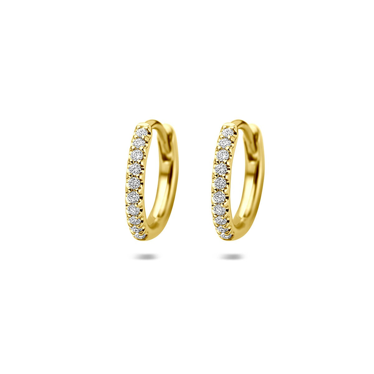 Boucles d'oreilles en or jaune 14 carats avec diamants cultivés en laboratoire.