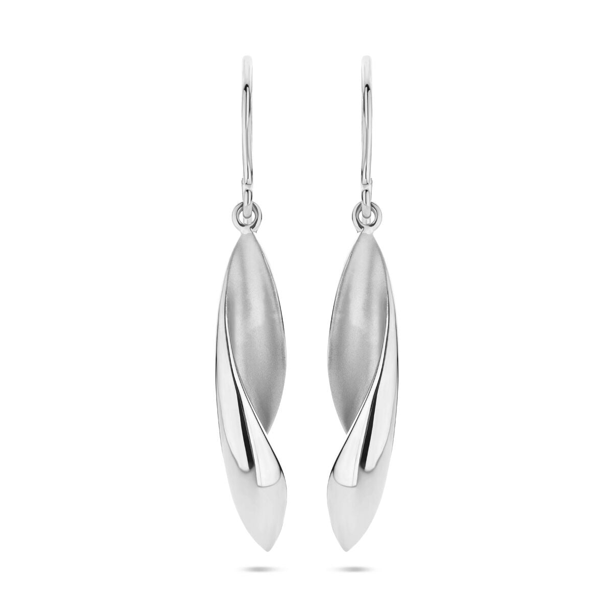 Boucles d'oreilles en argent rhodié, finition polie et mate, de 45 mm de long.