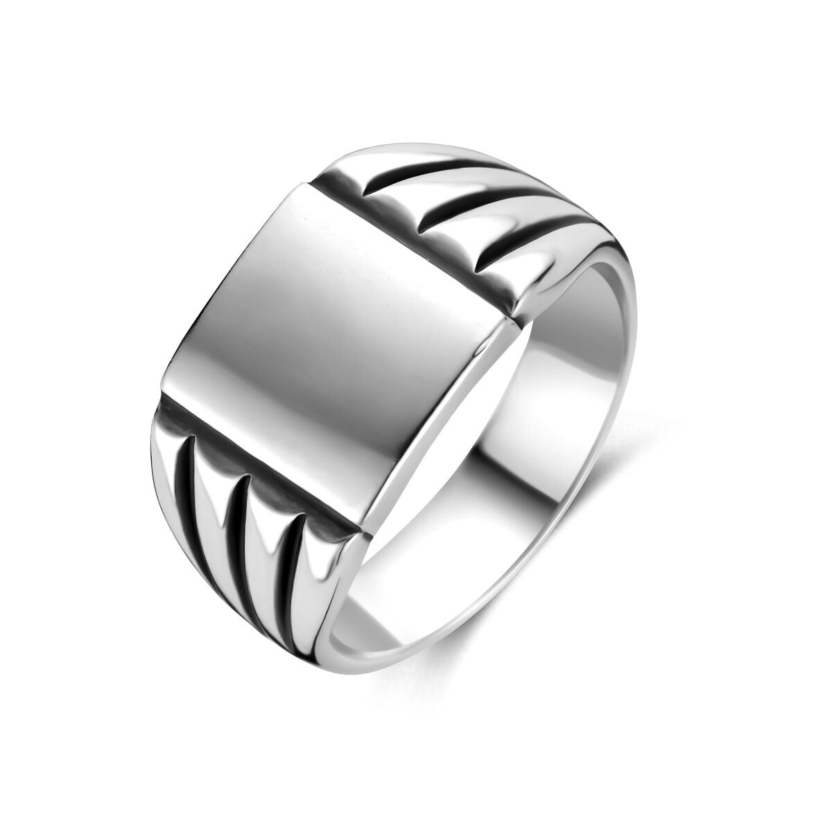 Bague en argent oxydé pour homme, avec un design large et des motifs gravés sur les côtés.