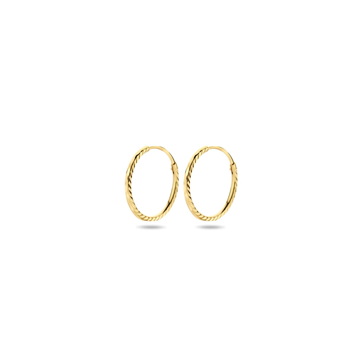 Boucles d'oreilles en or jaune 14 carats avec finition diamantée et motif strié.