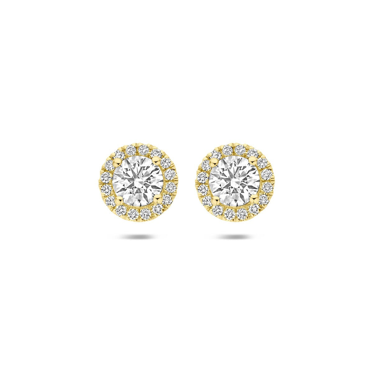Gouden oorknopjes met lab grown diamant, omringd door kleine heldere steentjes.