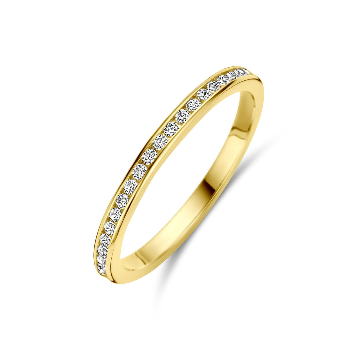 Bague en or jaune 9 carats ornée de zircons, avec un design fin et brillant.