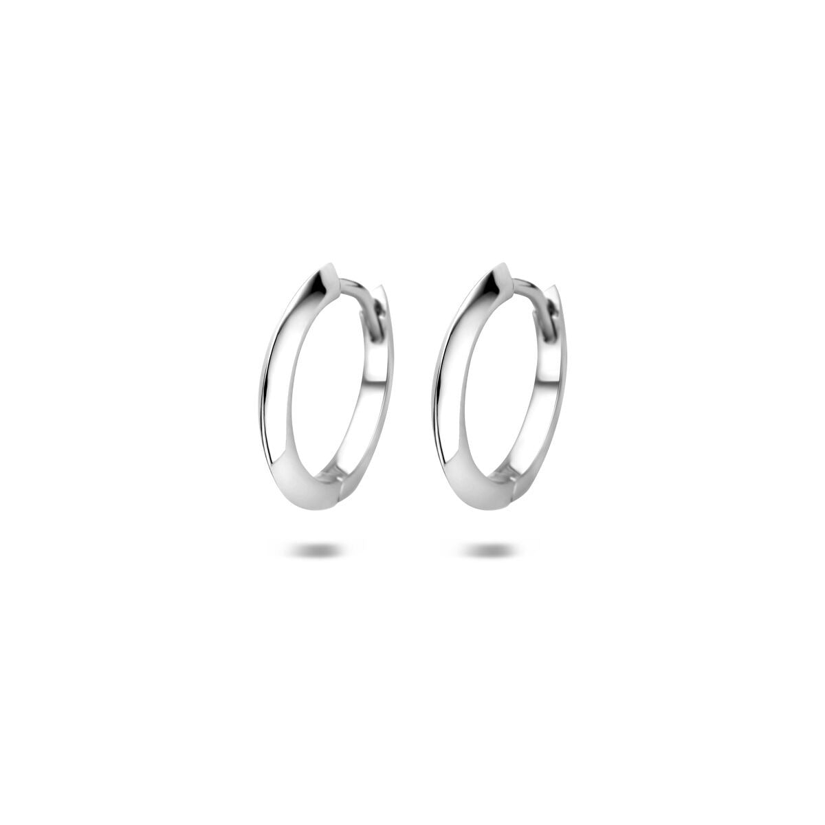 Boucles d'oreilles en argent rhodié de 15 mm, au design simple et moderne.