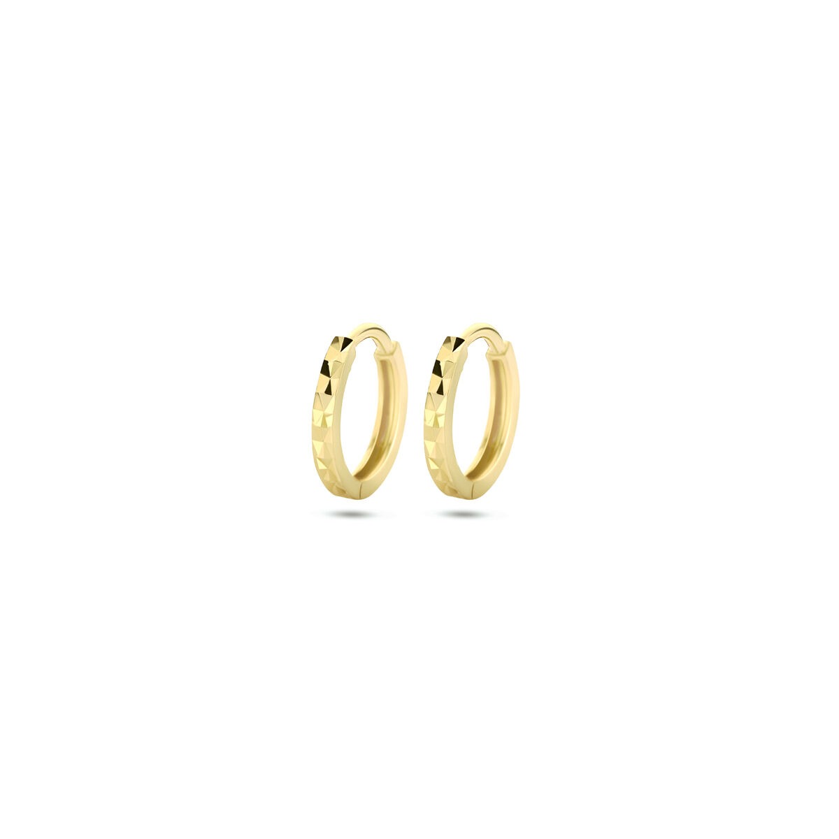 Boucles d'oreilles en or jaune 9 carats, diamètre de 10,3 mm, avec un design simple et élégant.