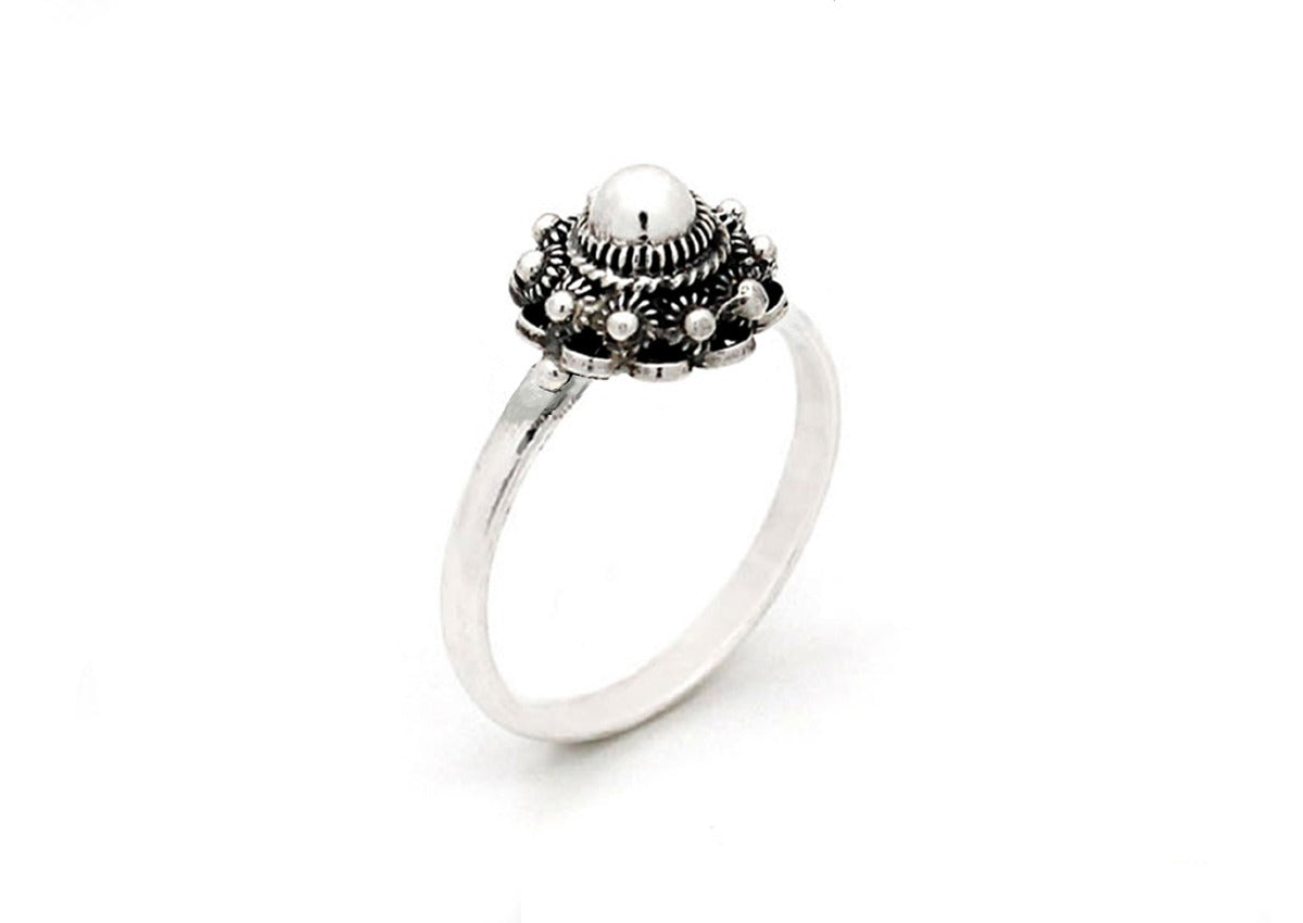 Bague en argent avec un motif de bouton de Zélande de 12 mm, ornée de perles.