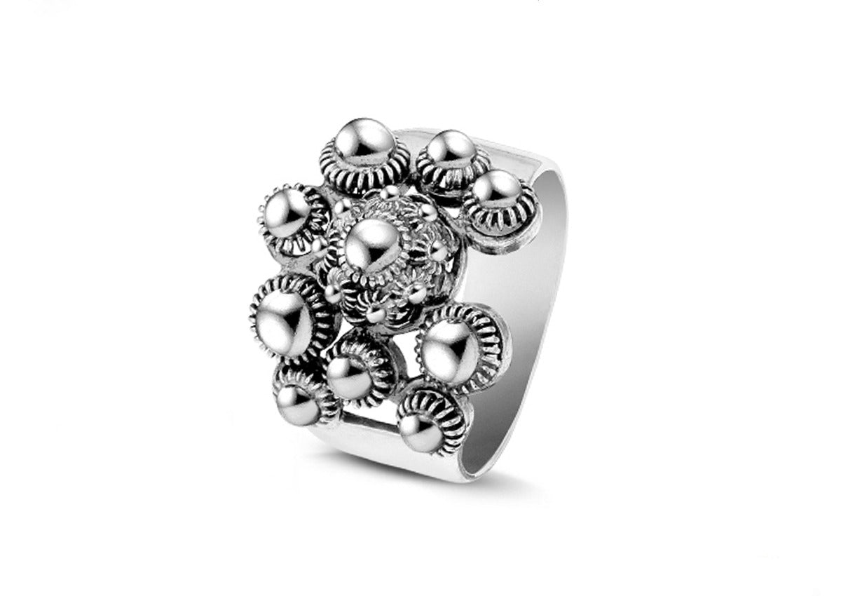 Bague en argent avec motif de boutons de fleurs en relief.