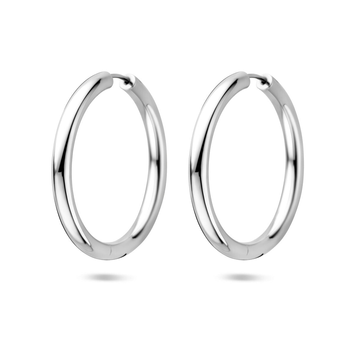 Boucles d'oreilles en argent rhodié de 39 mm, au design lisse et arrondi.