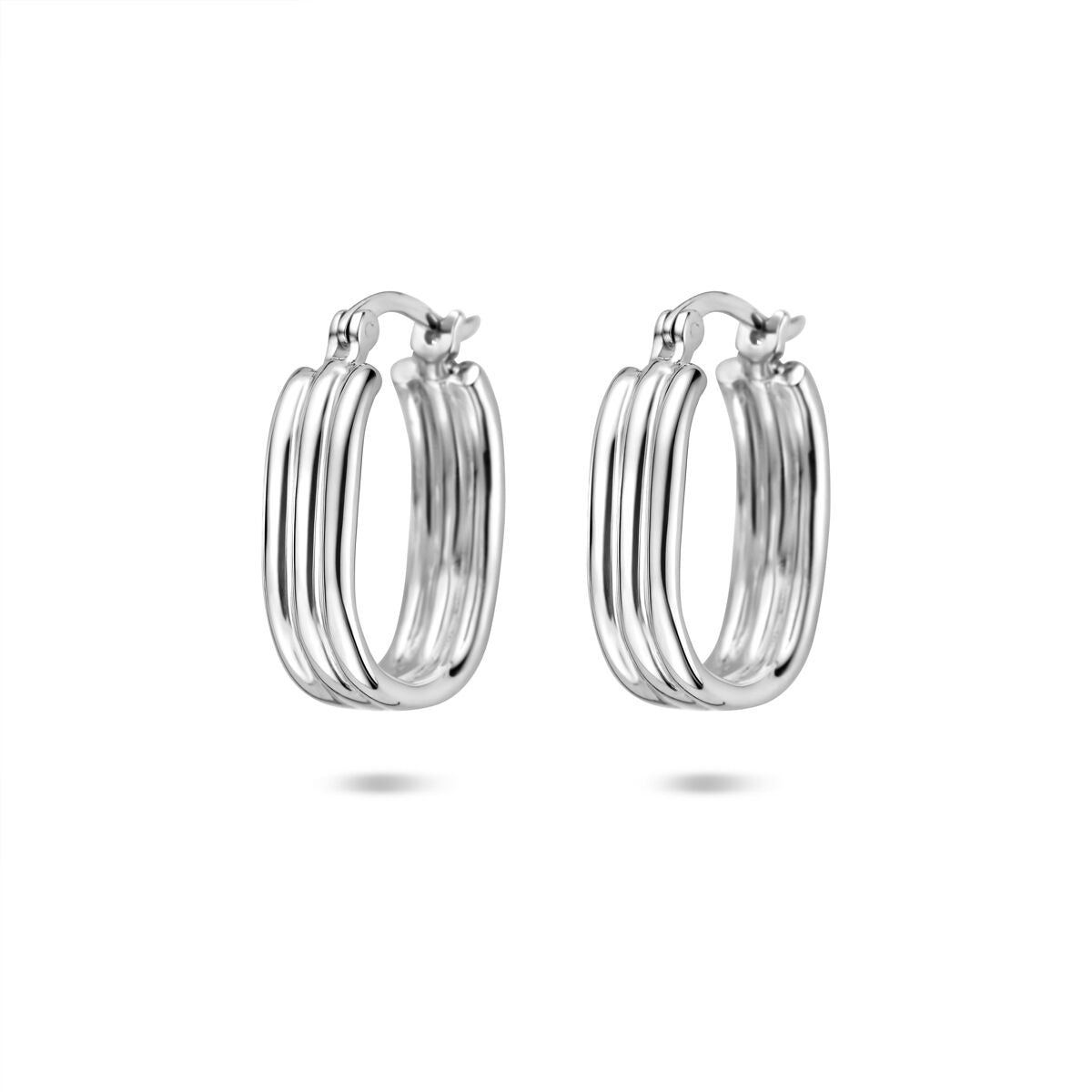 Boucles d'oreilles argentées rhodiées de 17 mm avec un design à plusieurs bandes.