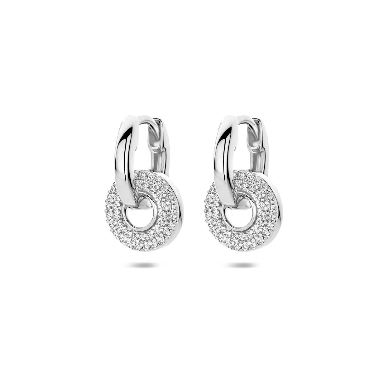 Boucles d'oreilles en argent rhodié ornées de zirconia, en forme de cercle avec un design moderne.
