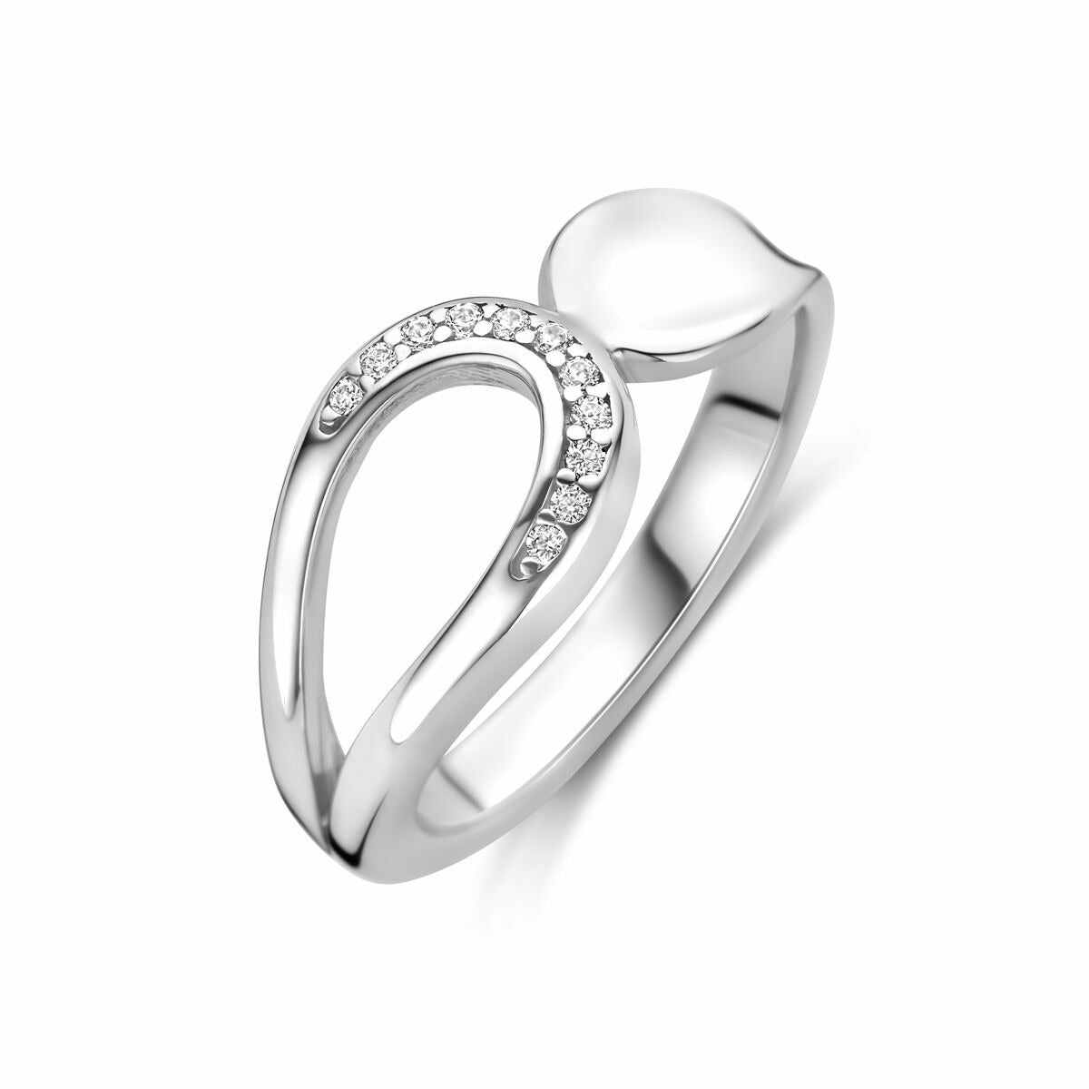 Bague en argent rhodié pour femme avec zirconias, au design fluide et moderne.