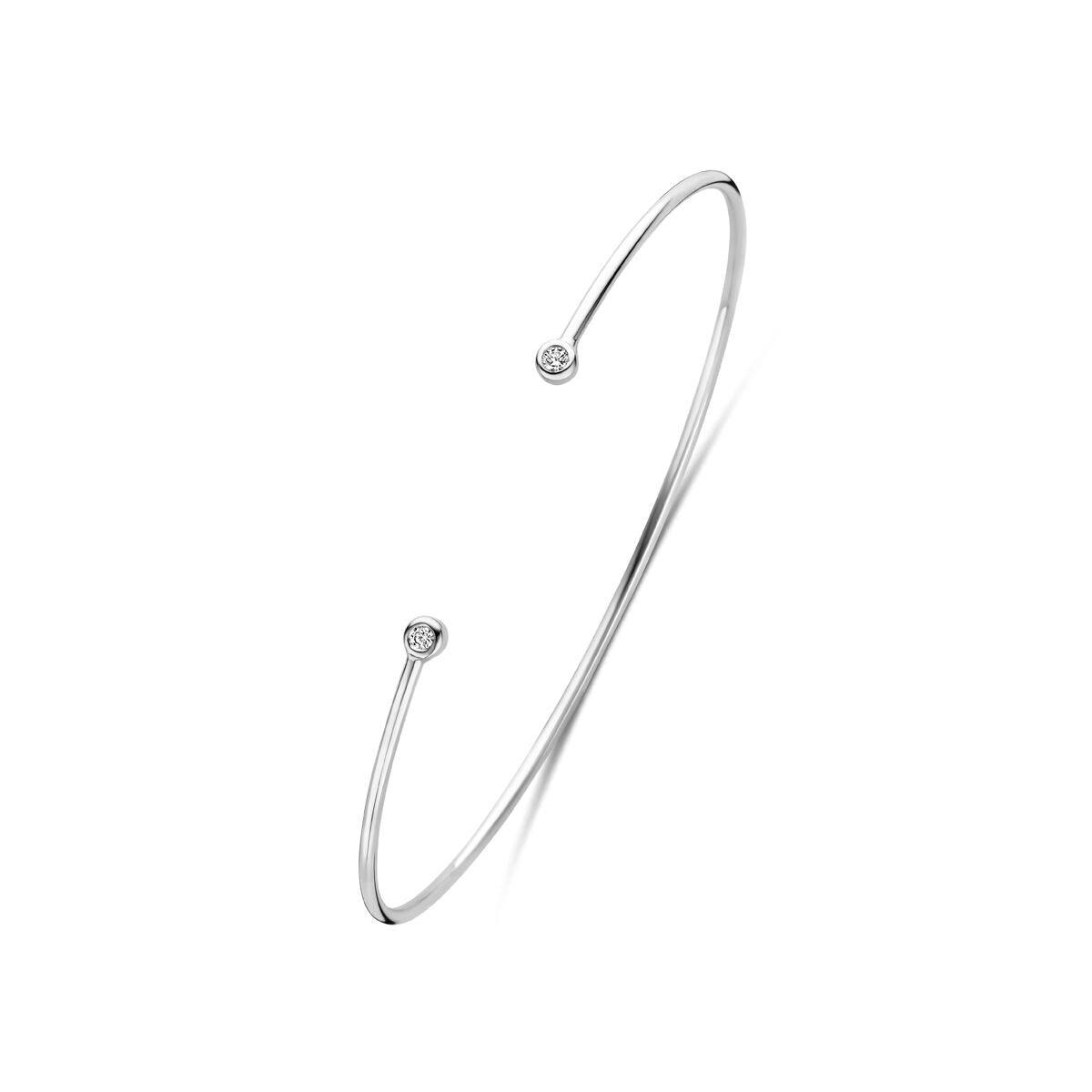 Bracelet en argent 925 rhodié avec zirconia, design fin et ouvert aux extrémités.